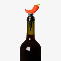 Wine stopper with chilli decoration